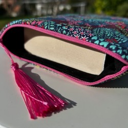 Pochette à livre avec zip - Oiseaux dans un champ - zip rose - intérieur noir - Pompon rose