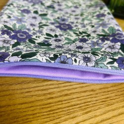Pochette livre zippée fleurs de romantiques violettes